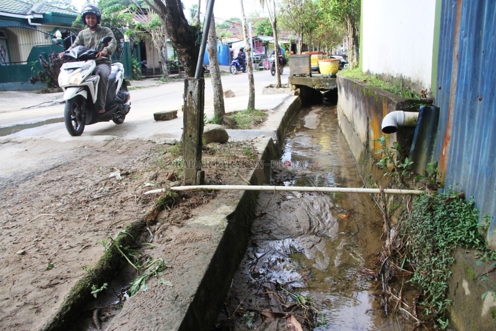 drainase-dangkal-lingkungan-jadi-kotor