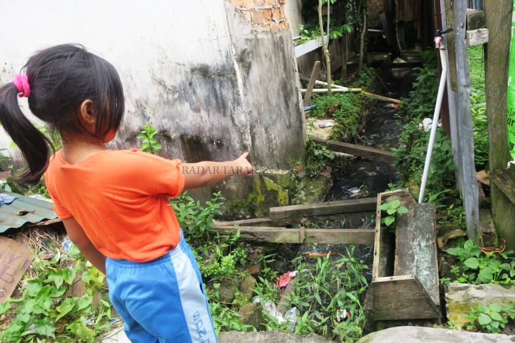 pasir-dan-tanah-menumpuk-parit-butuh-disiring