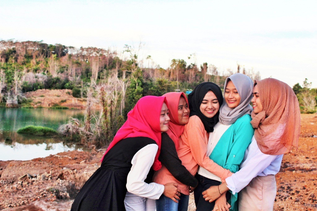 pemandangan-danau-hijau-dari-gunung-daeng