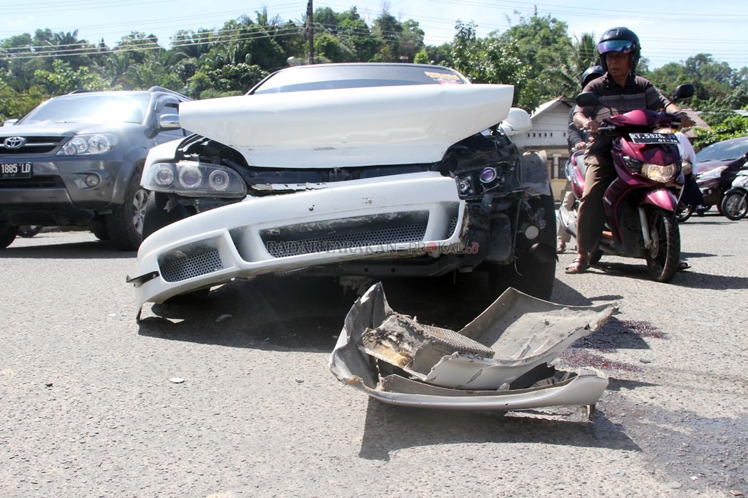 rem-mendadak-tiga-mobil-saling-tabrak
