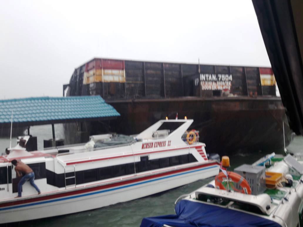 terbawa-gelombang-dari-tengah-laut