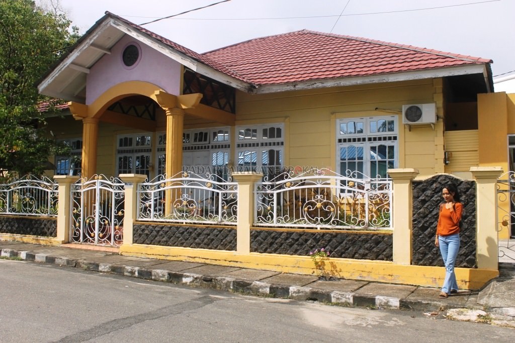 aplikasikan-warna-cerah-untuk-pagar