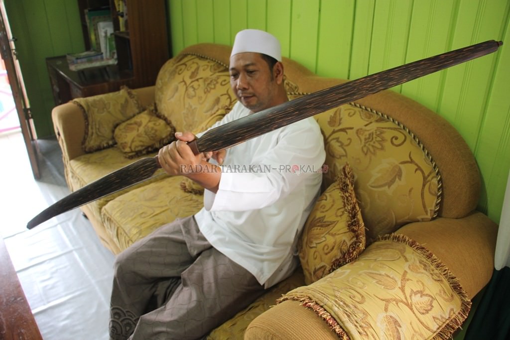 belajar-di-youtube-sulap-kayu-nibung-jadi-busur