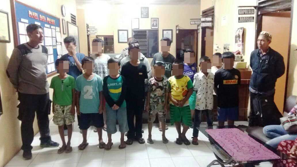 13-anak-berkelahi-ala-gladiator-dimediasi