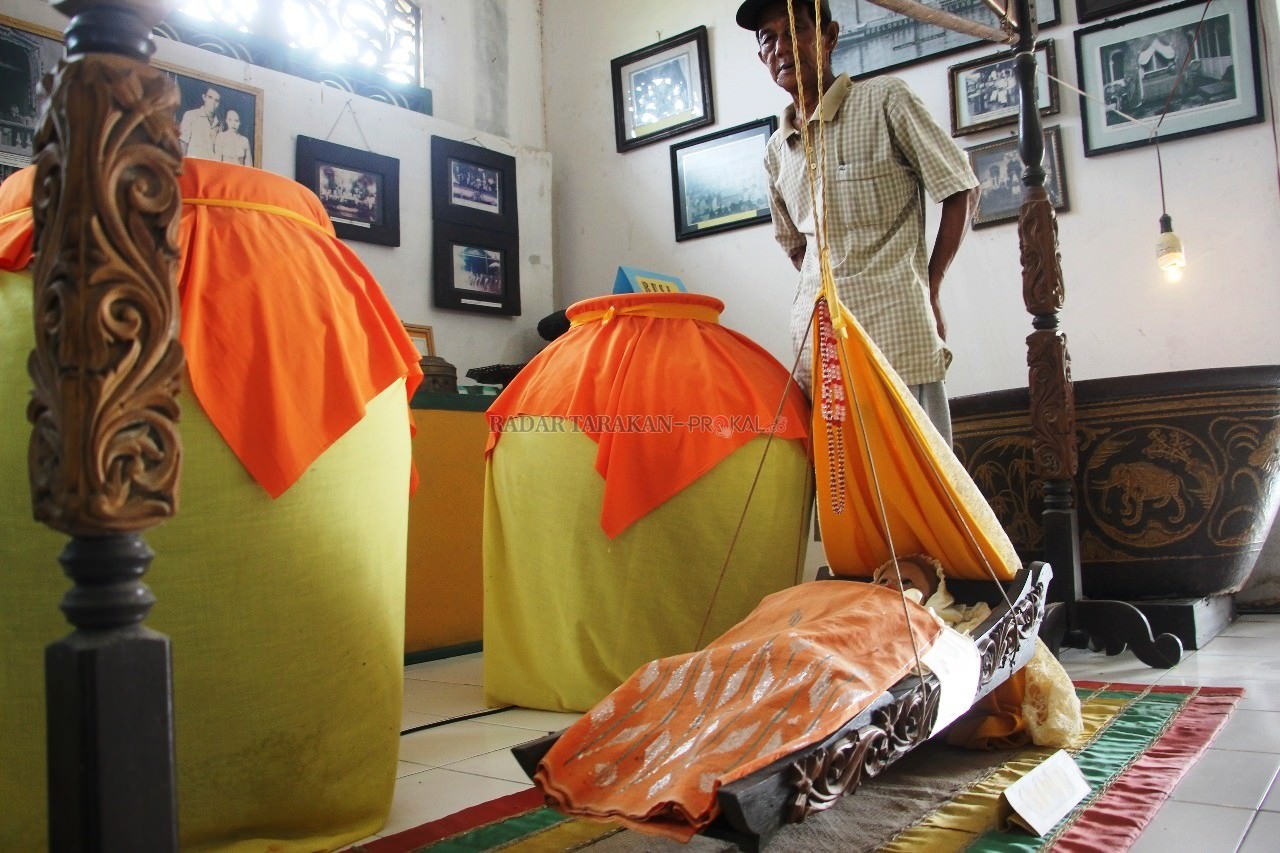 terdapat-boneka-dan-guci-menangis-hingga-singgasana-sultan