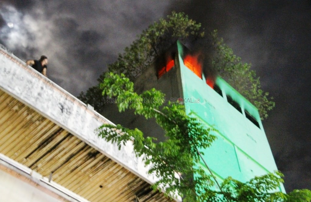 gudang-tak-dialiri-listrik-hangus