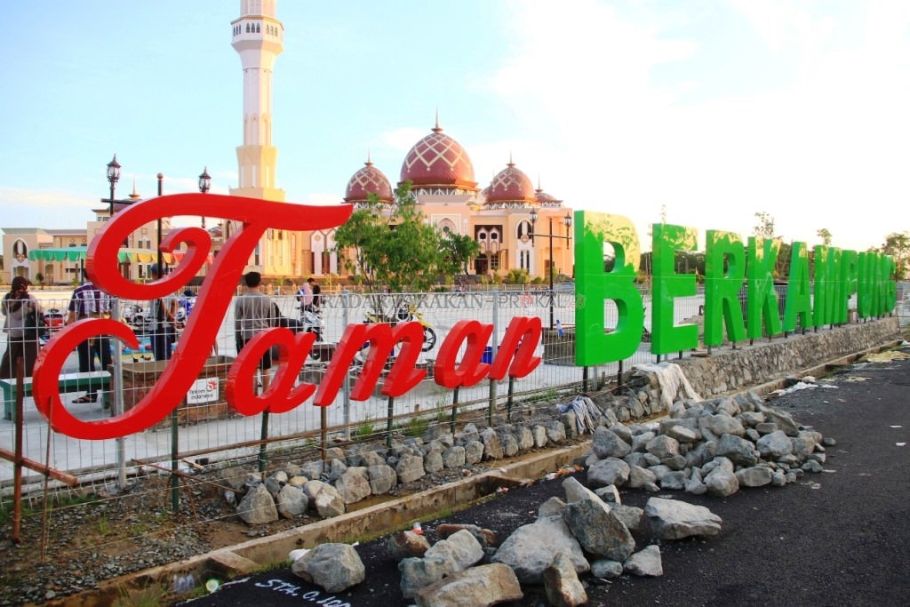 rekreasi-santai-di-taman-berkampung