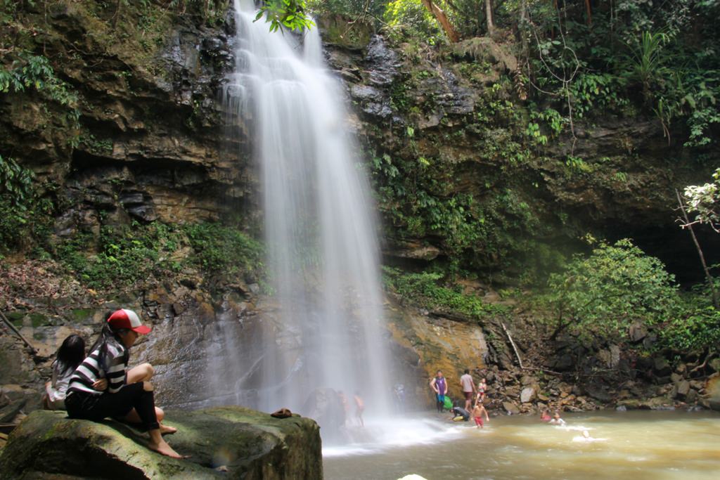 nikmati-indahnya-air-terjun-setinggi-17-meter