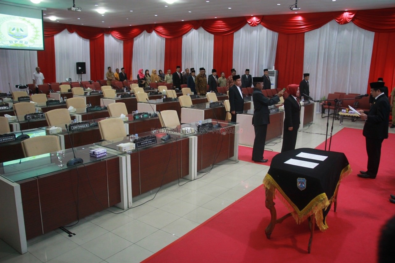 pelantikan-sepi-puluhan-legislator-absen