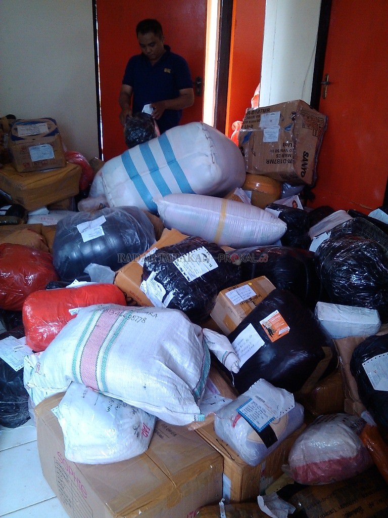 pengiriman-paket-barang-overload