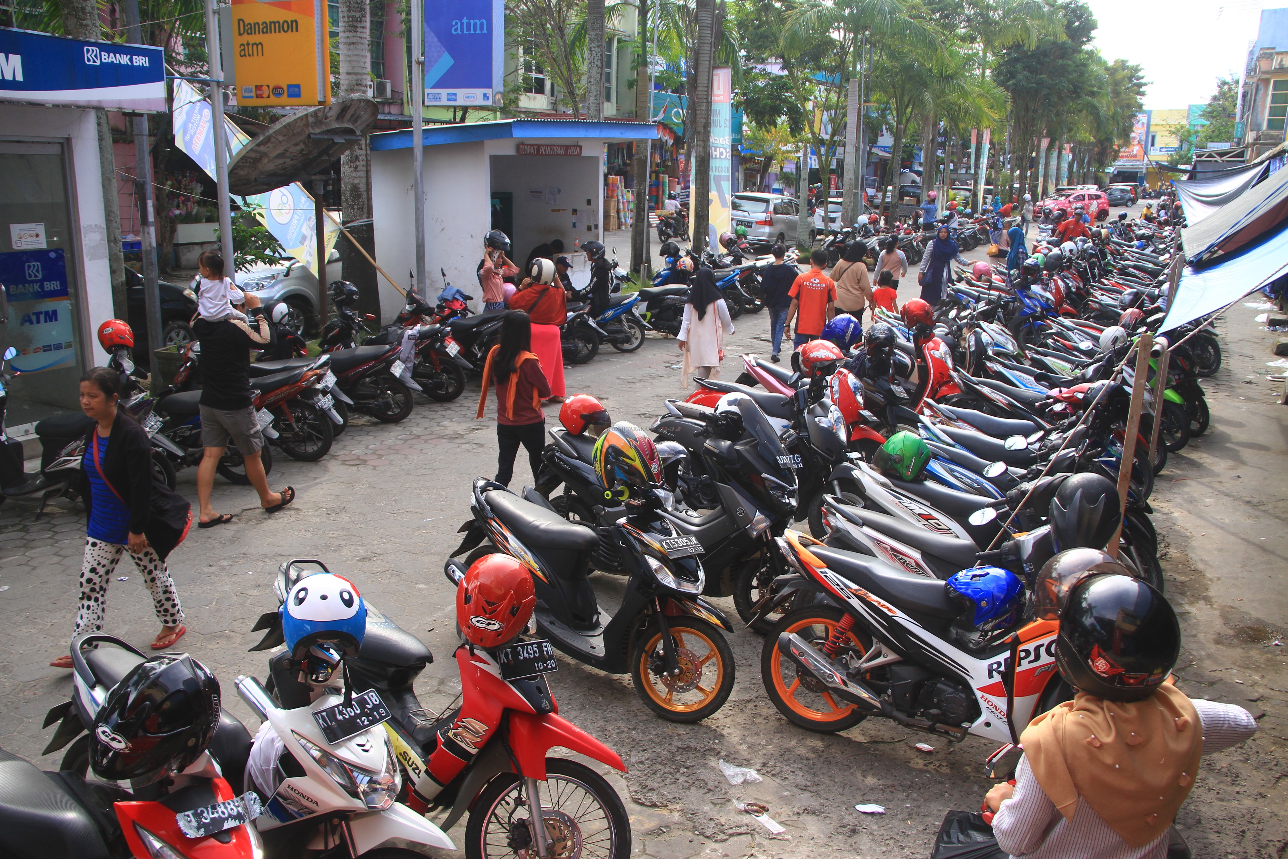 kendaraan-padat-minim-kantong-parkir