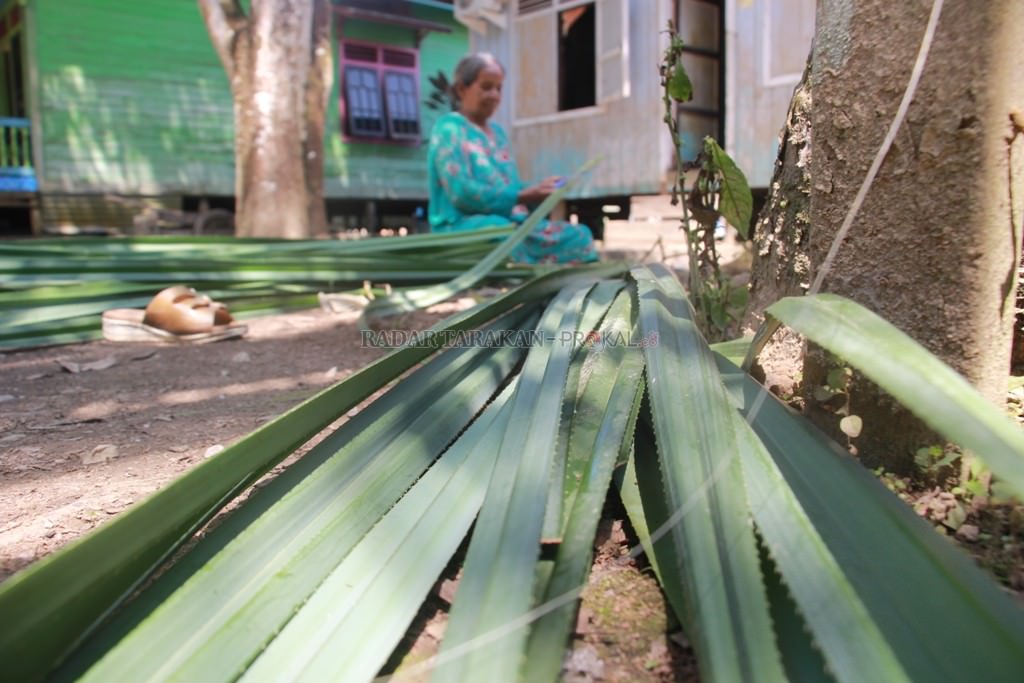 satu-satunya-pengrajin-dan-dibuat-dari-daun-pandan-berduri
