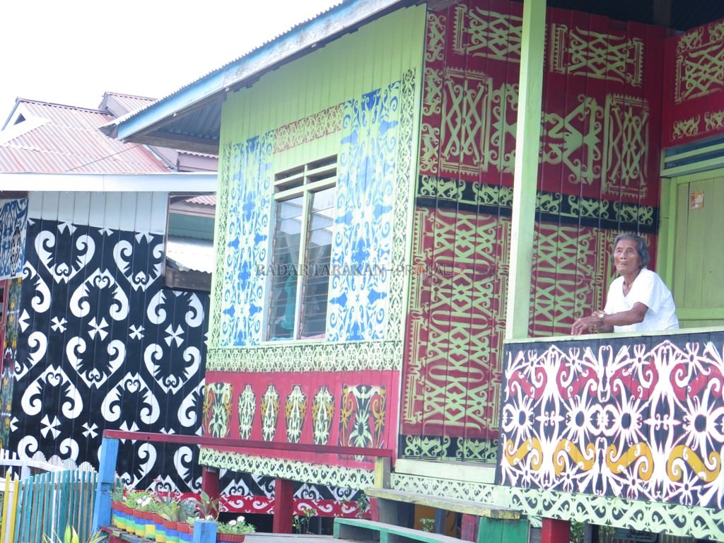 unik-semua-rumah-di-desa-pulau-sapi-dihiasi-ukiran