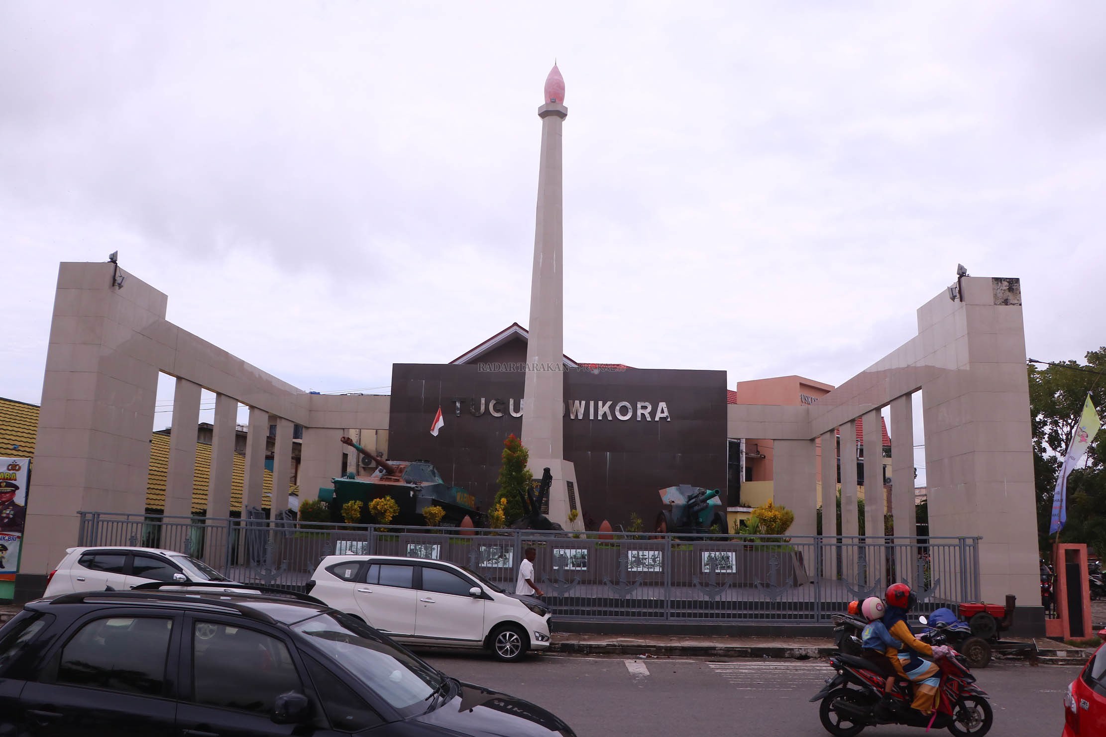 sering-dikotori-tugu-dwikora-dipagar