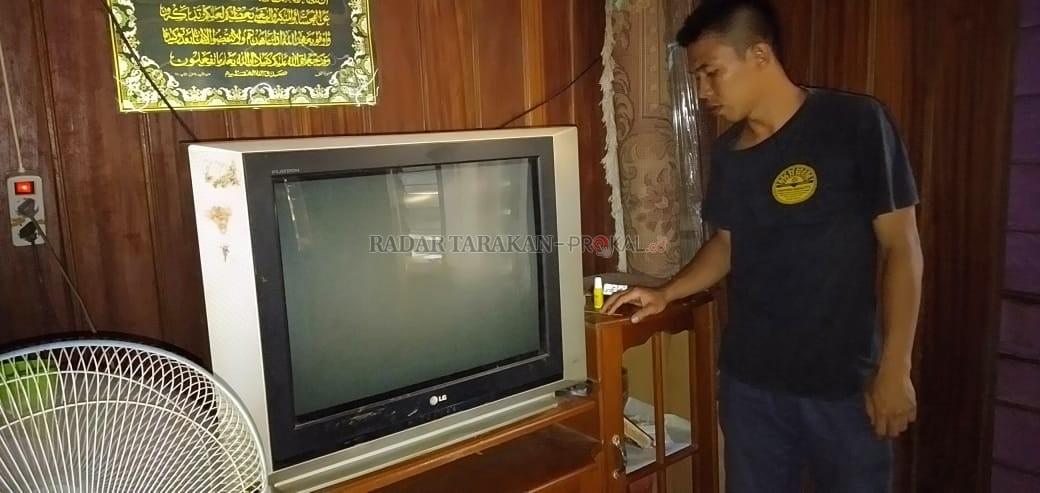 akibat-petir-belasan-televisi-terbakar