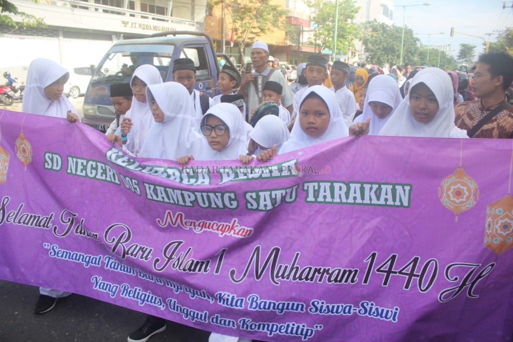 ribuan-peserta-ramaikan-pawai-tahun-baru