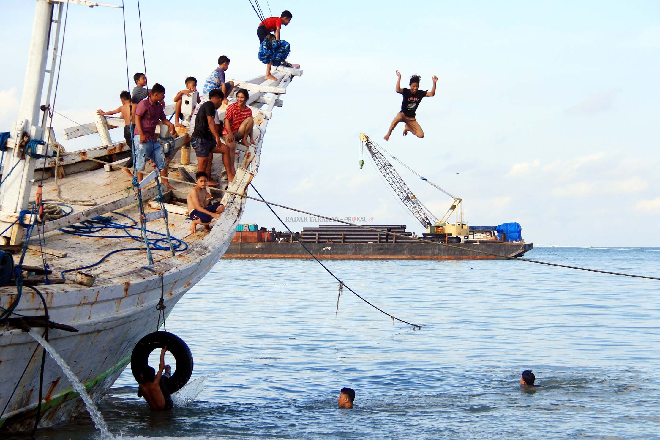 tradisi-mandi-di-laut-hindarkan-dari-mara-bahaya