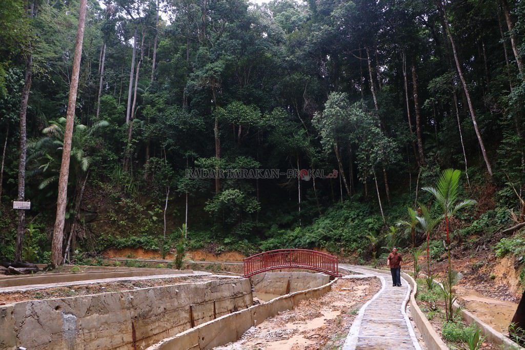 warga-menunggu-progres-air-terjun-binusan