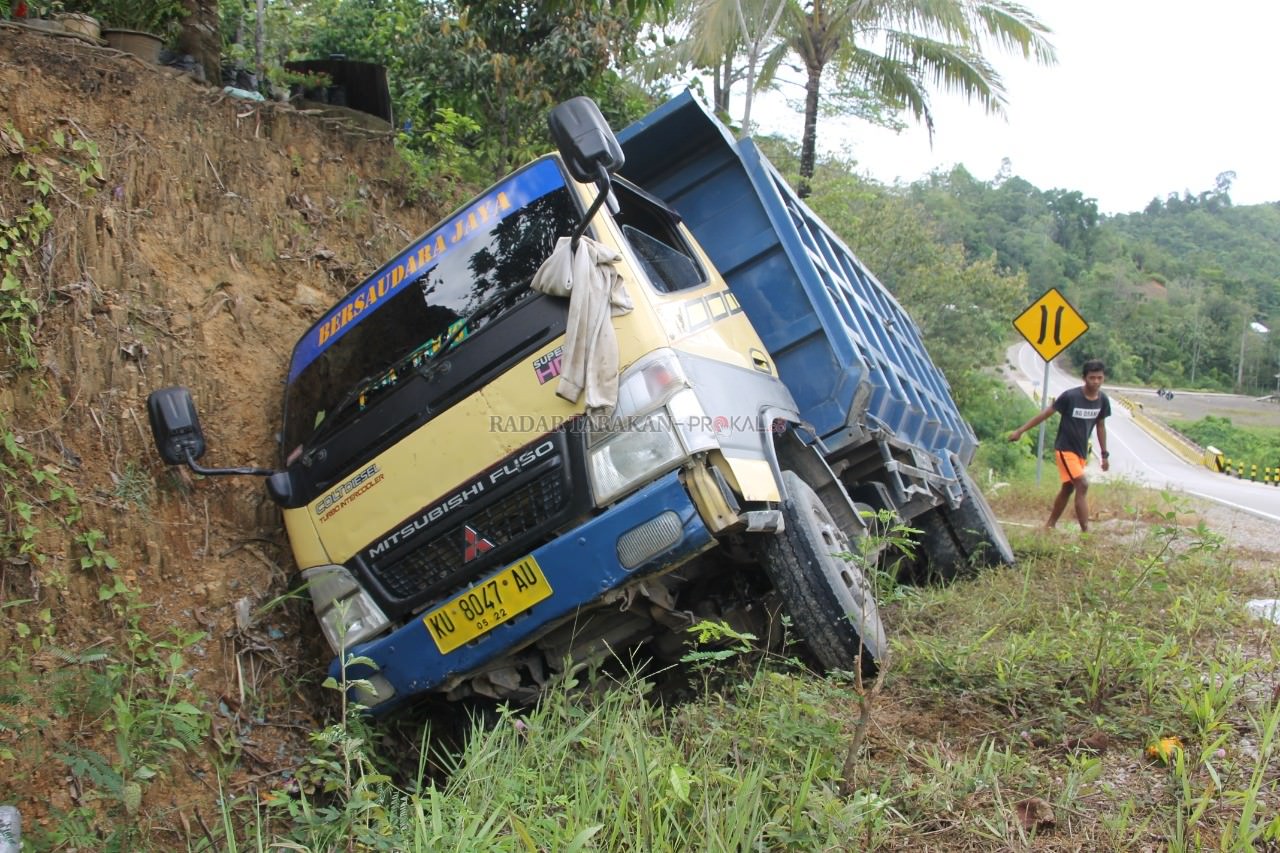 patah-as-truk-sawit-nyungsep