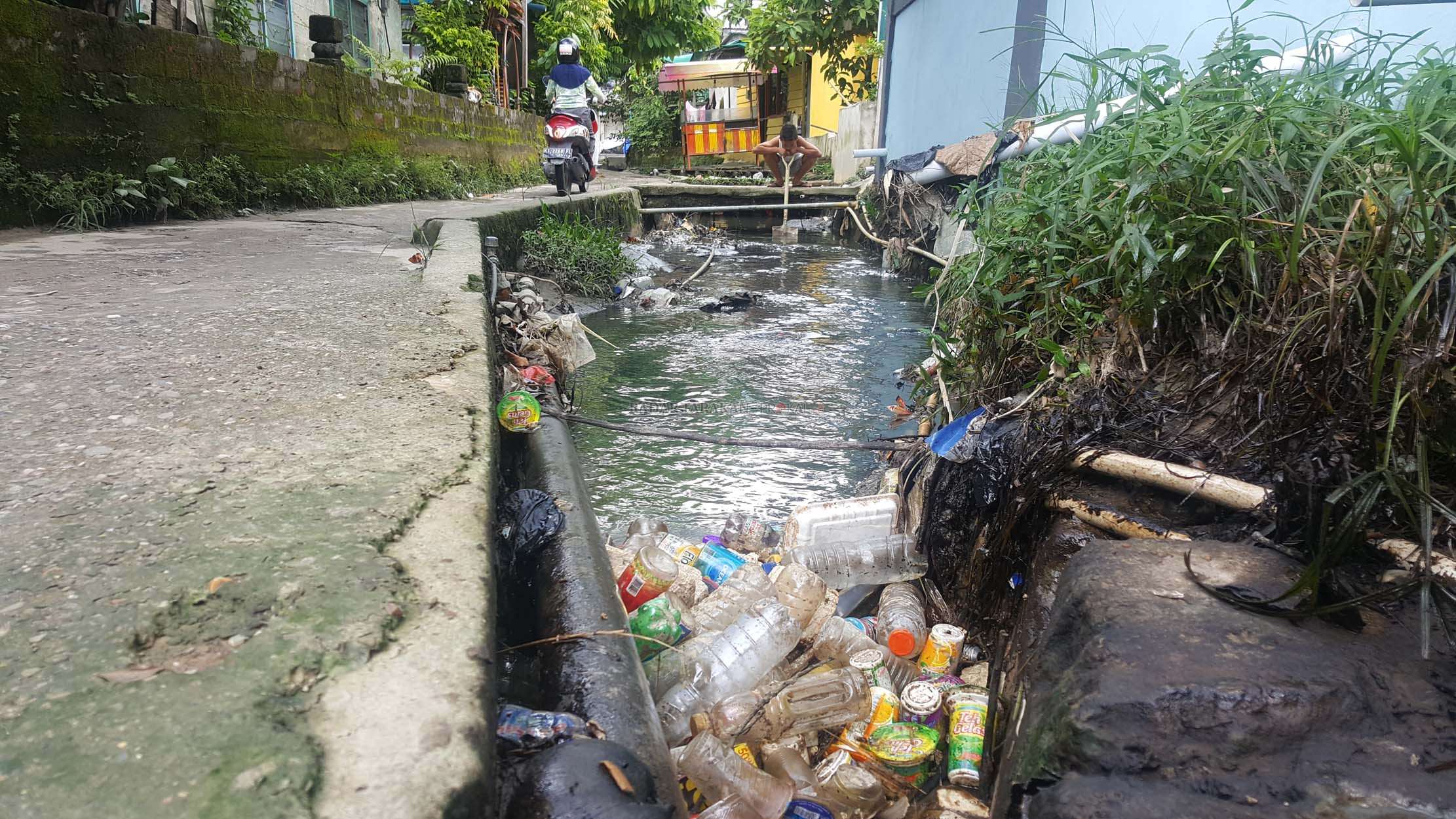 selokan-dihiasi-sampah