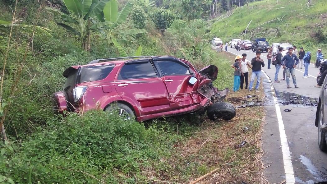 kecelakaan-di-km-27-mazda-dan-rush-ringsek