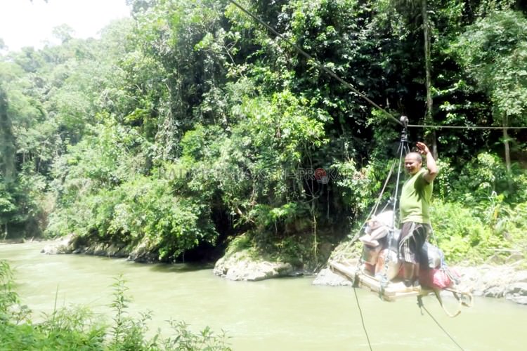empat-hari-menunggu-telepon-tertahan-di-pelangsiran