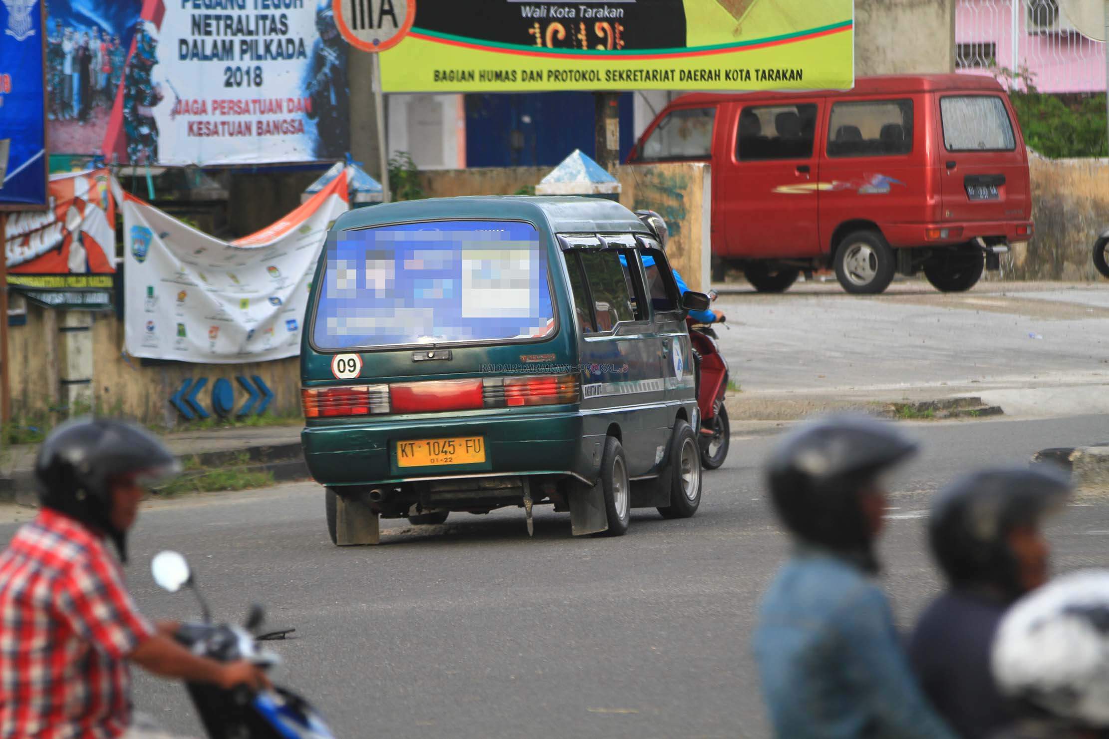 pasang-stiker-di-kaca-mobil-akan-dikenakan-sanksi