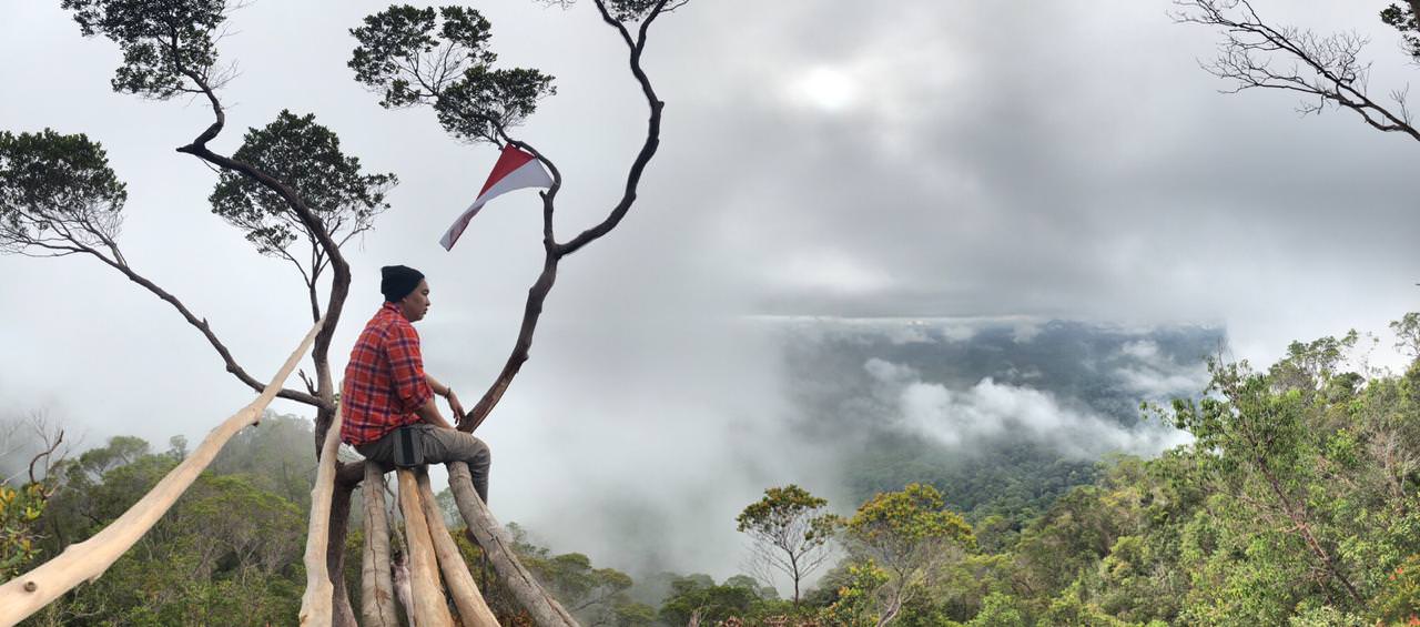 indahnya-pemandangan-dari-atas-gunung-rego
