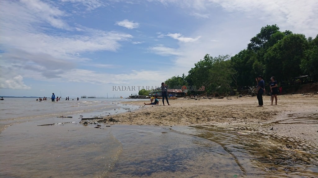 pantai-eching-dibanjiri-pengunjung