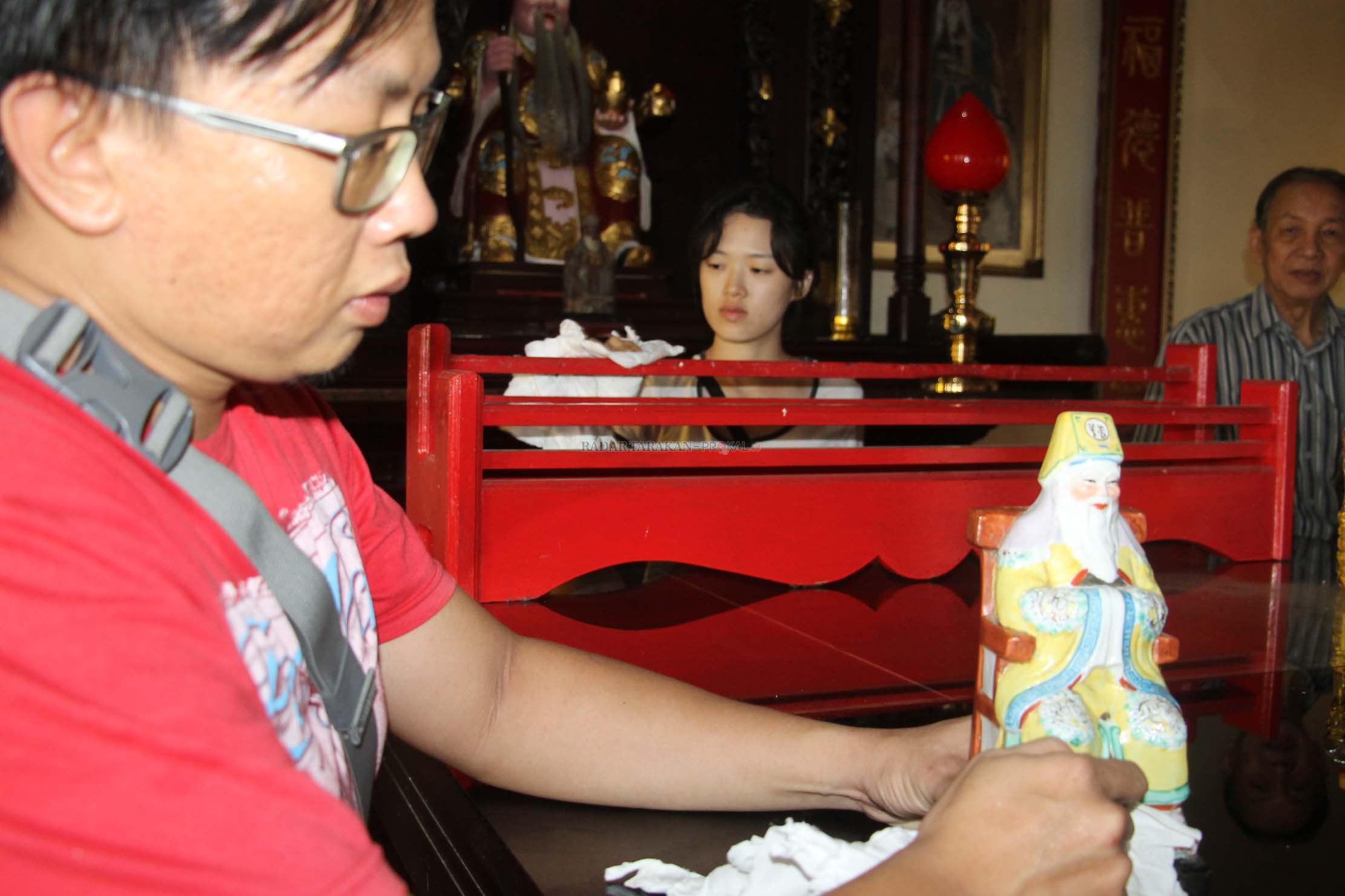 patung-dewa-dibersihkan-dengan-air-bunga