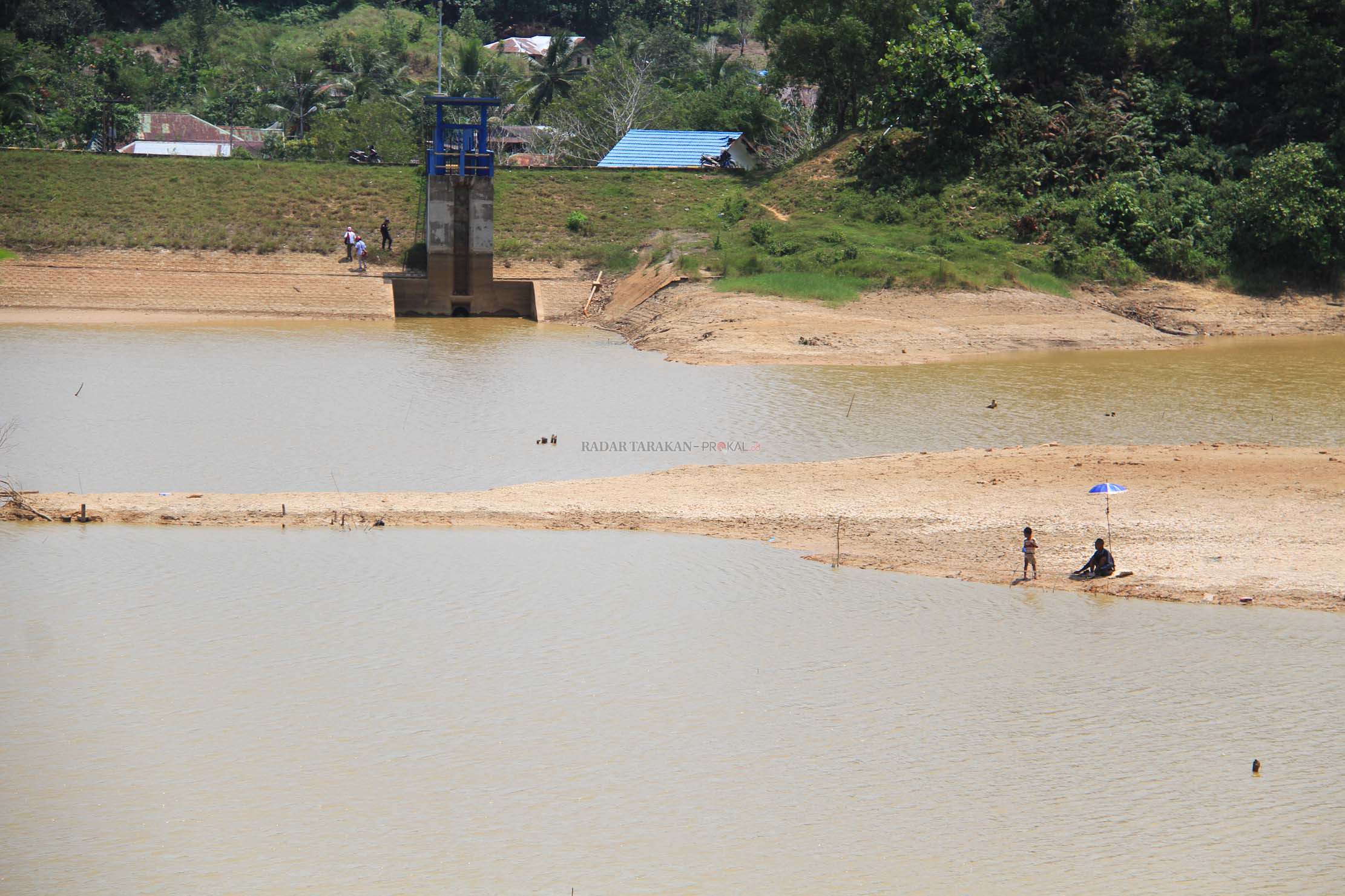 dangkal-embung-jadi-tempat-mancing