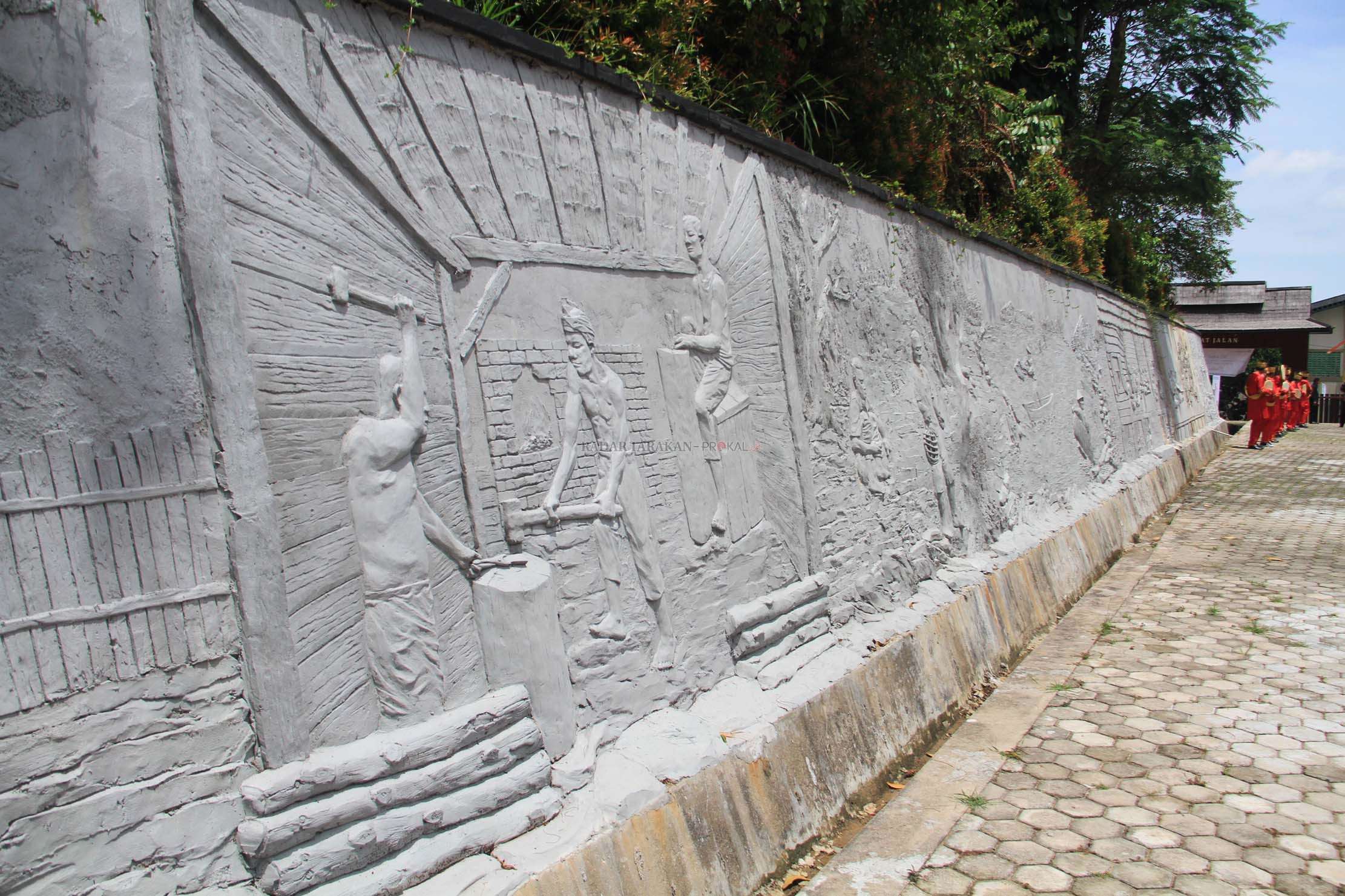 tarik-wisatawan-dengan-relief-suku-tidung