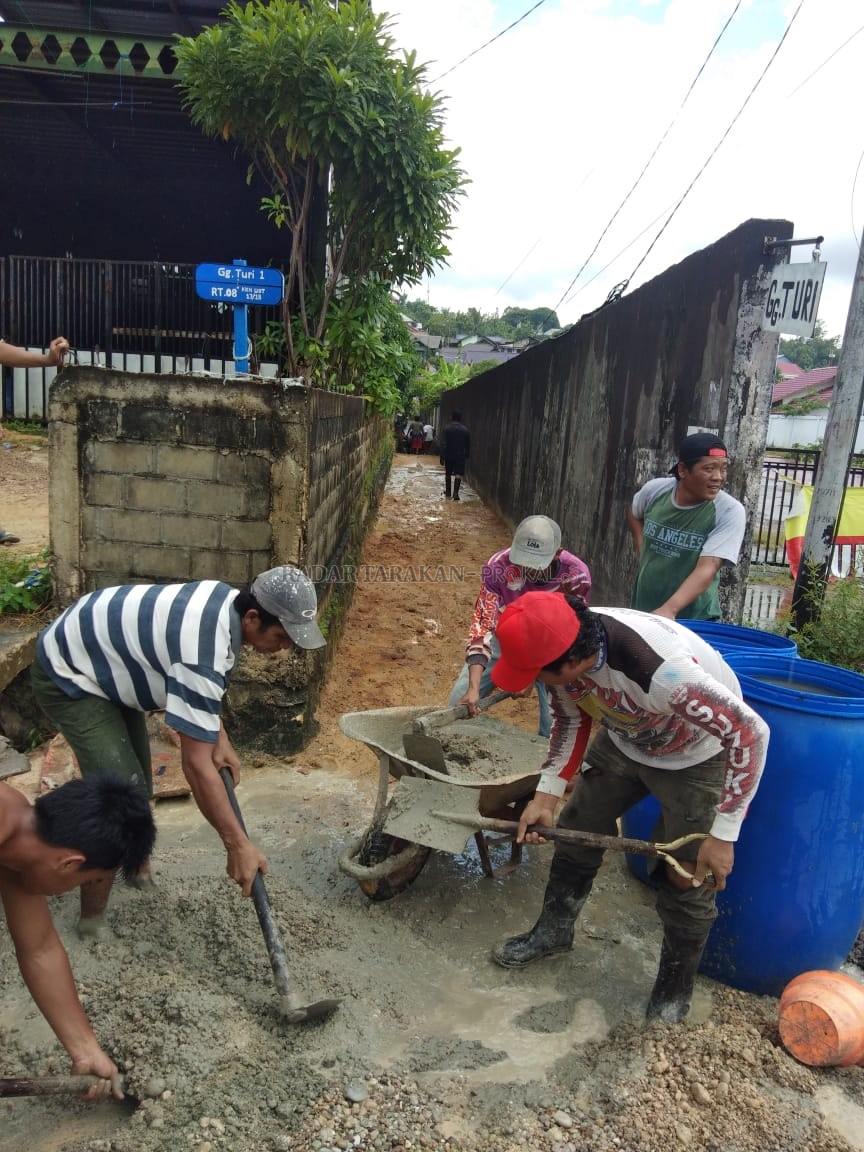 warga-swadaya-perbaiki-jalan-rusak