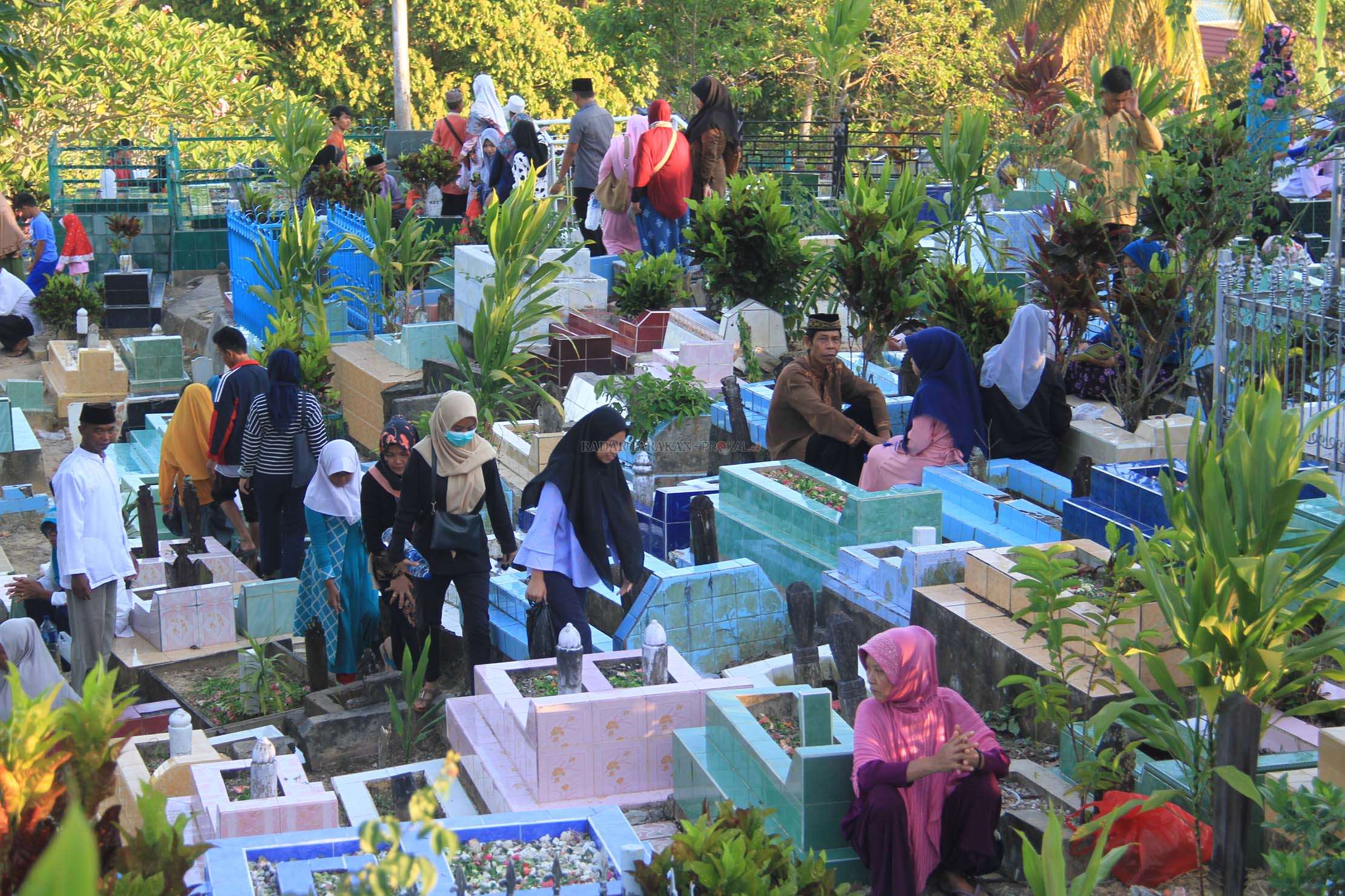 lubang-makam-baru-di-makam-lama