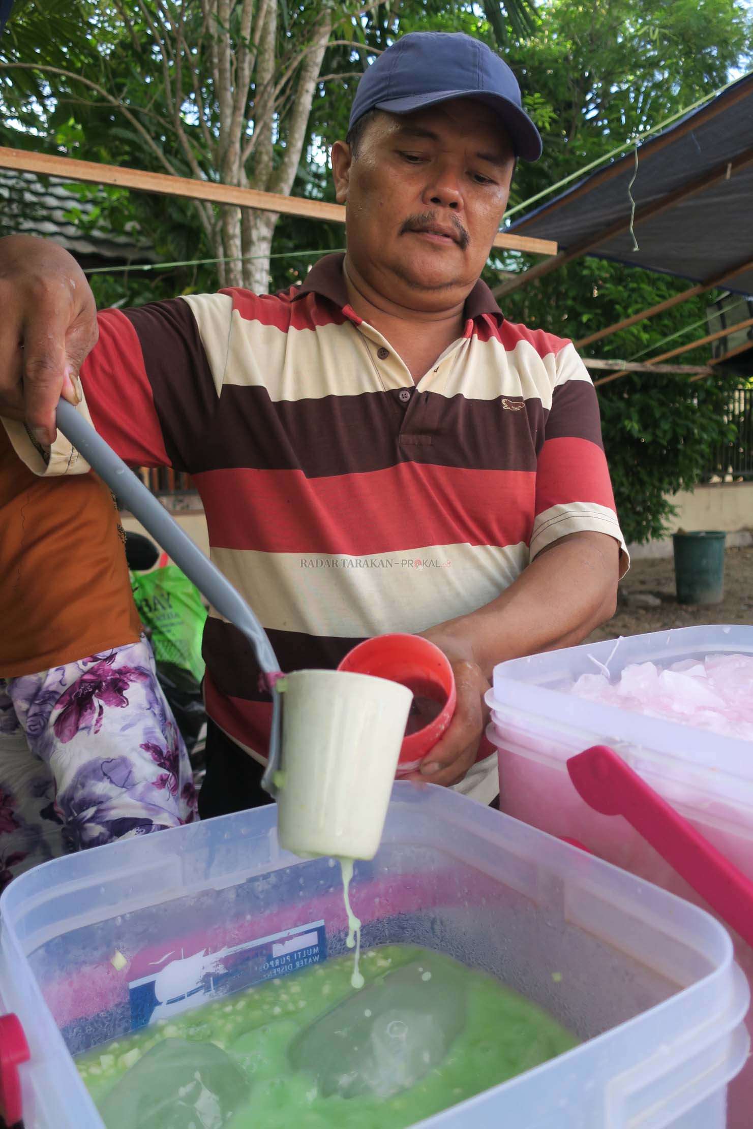 segarnya-minuman-dingin-berwarna-hijau