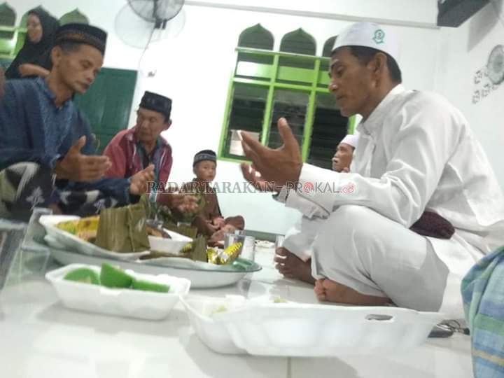 makan-kue-bersama-usai-tarawih-di-masjid