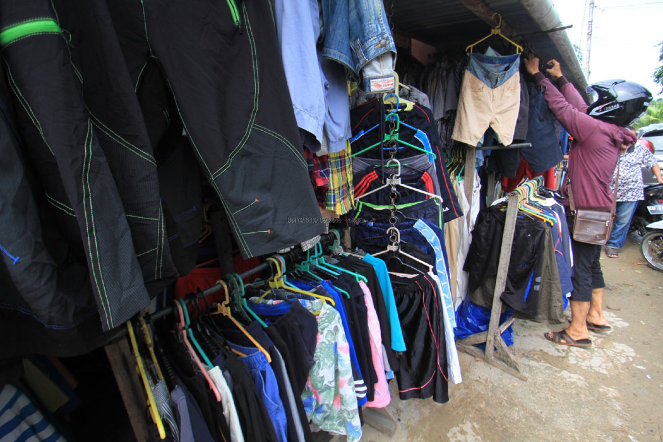 berburu-kualitas-di-pasar-baju-bekas