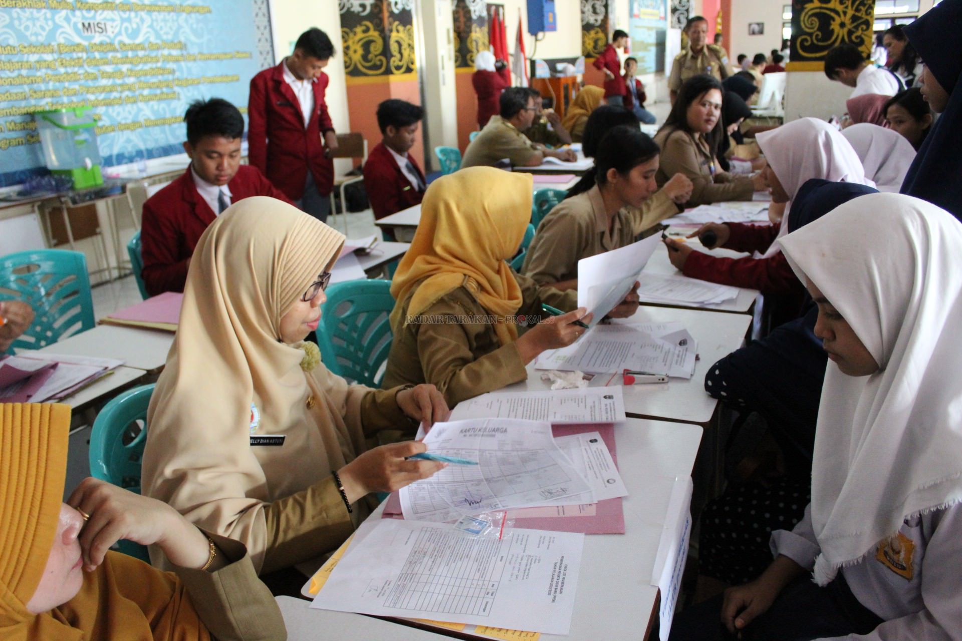 ppdb-orangtua-hampir-pingsan-menunggu-antrean