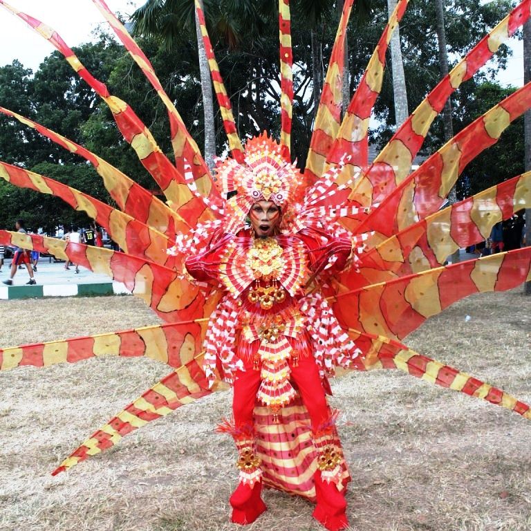 meriahkan-pawai-pembangunan-dengan-kostum-raksasa-unik
