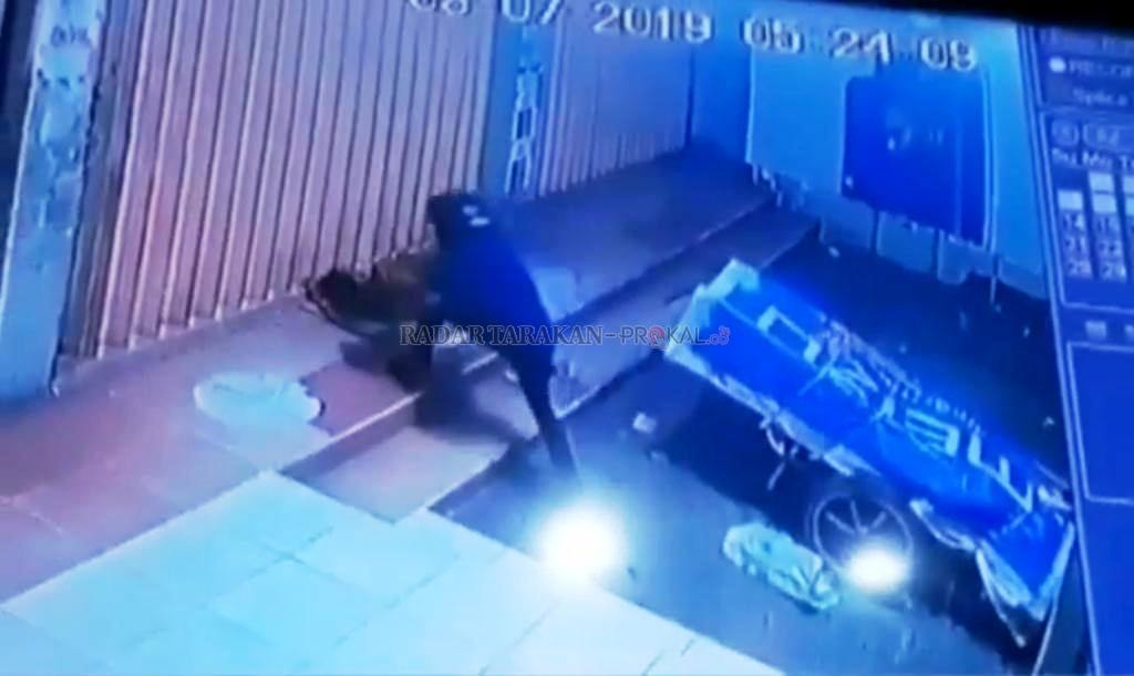 hp-kakek-bungkuk-diembat-maling