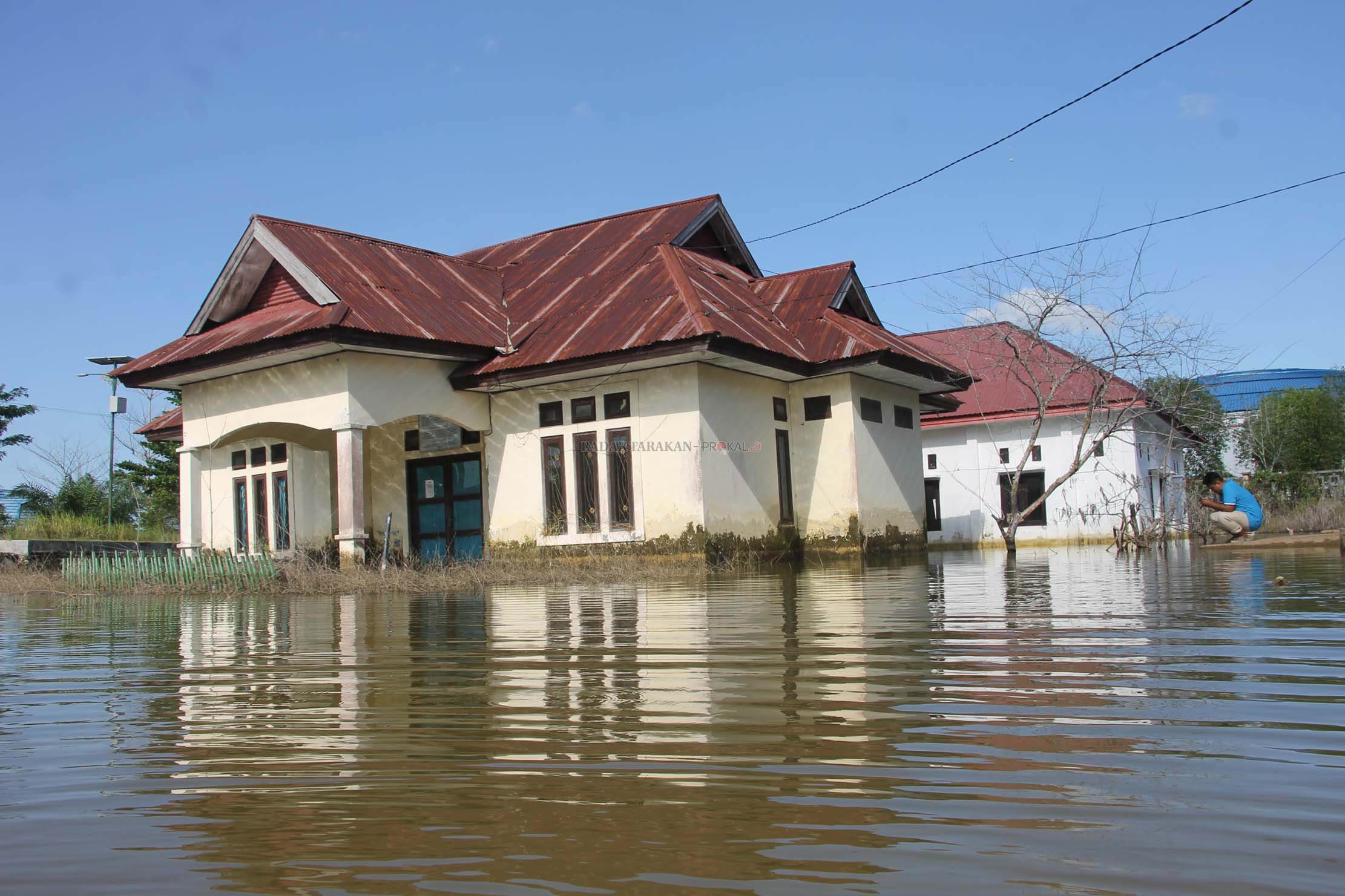 kantor-kua-seperti-ngapung-di-atas-air