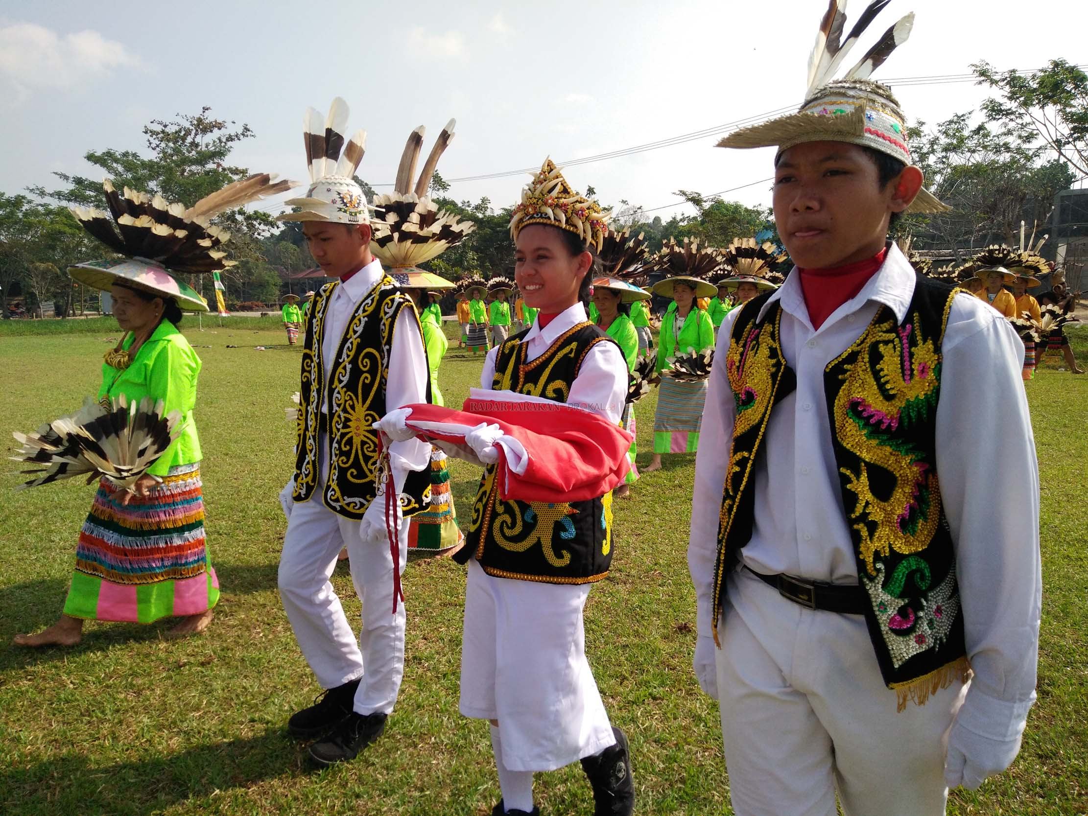 di-metun-sajau-peserta-upacara-gunakan-pakaian-adat