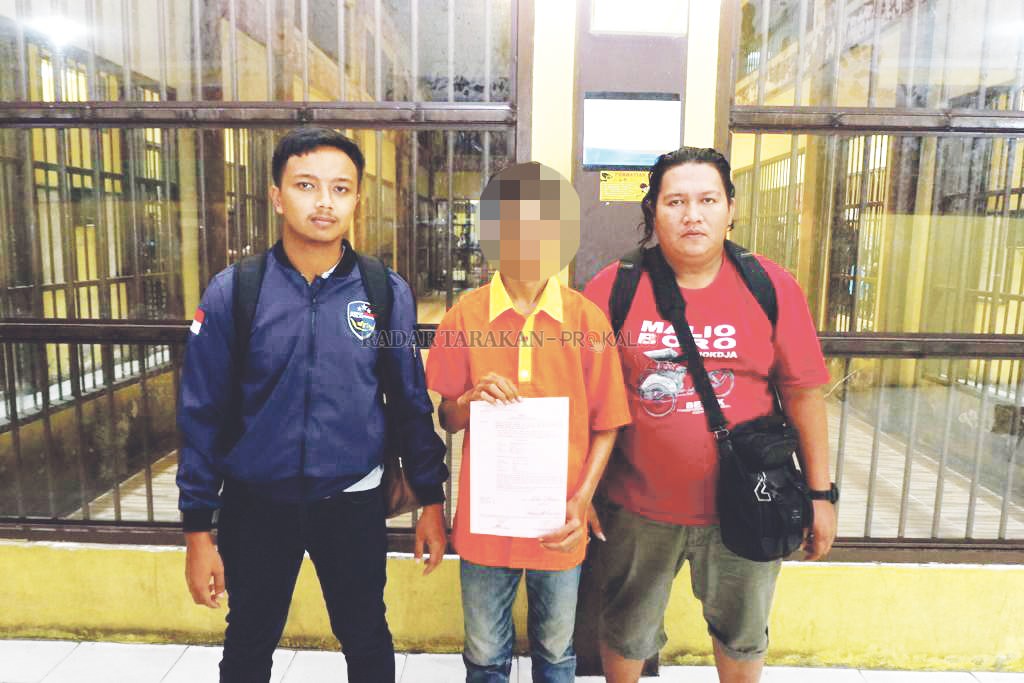 cleaning-service-ini-rekam-tamu-hotel-lagi-kuda-kudaan-pakai-naik-plafon-segala