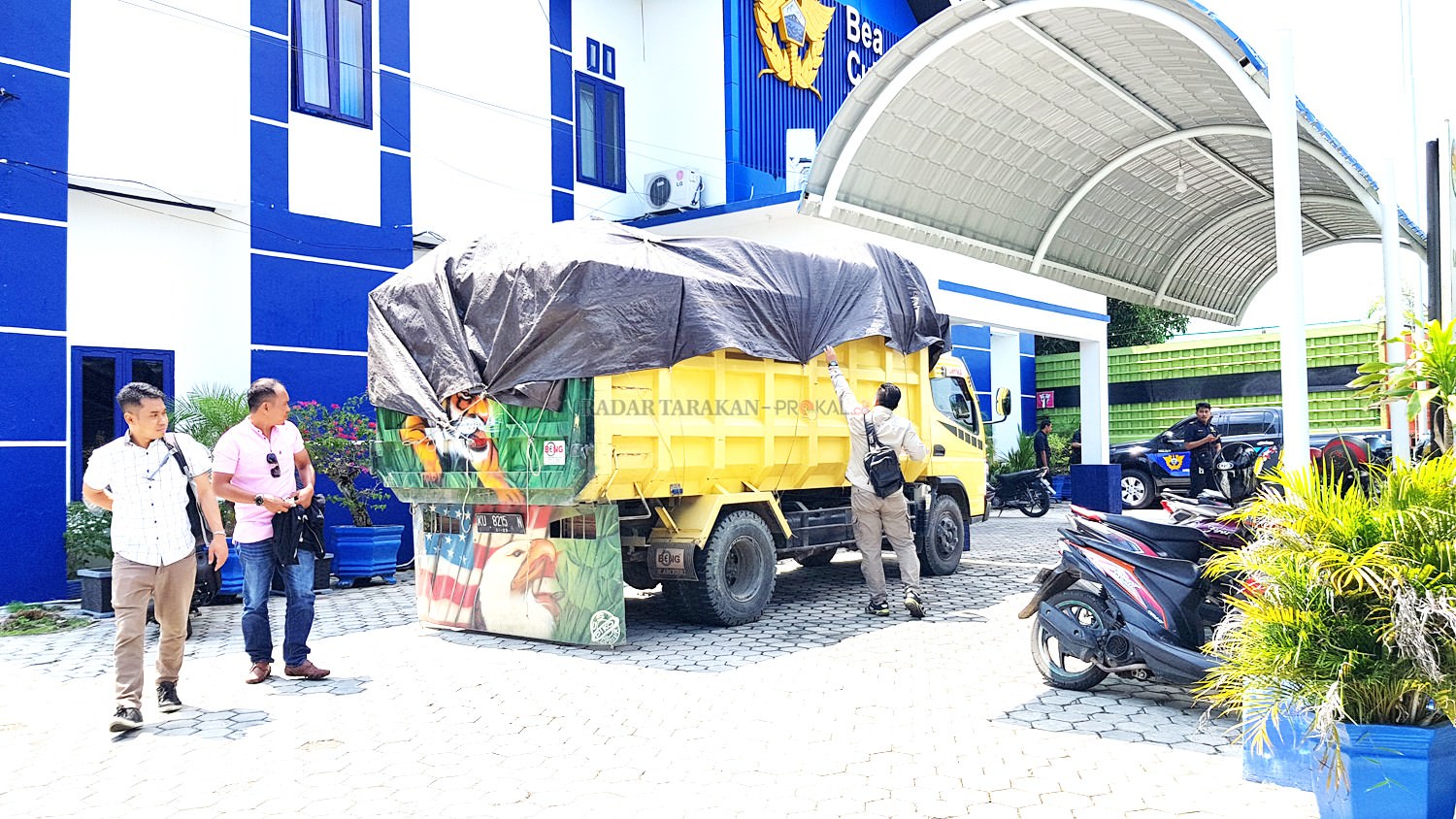 angkut-barang-malaysia-satu-truk-sembako-diamankan