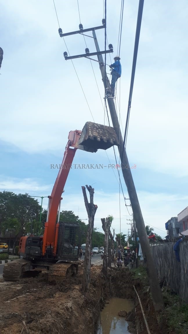 tiang-miring-diklaim-bukan-karena-proyek