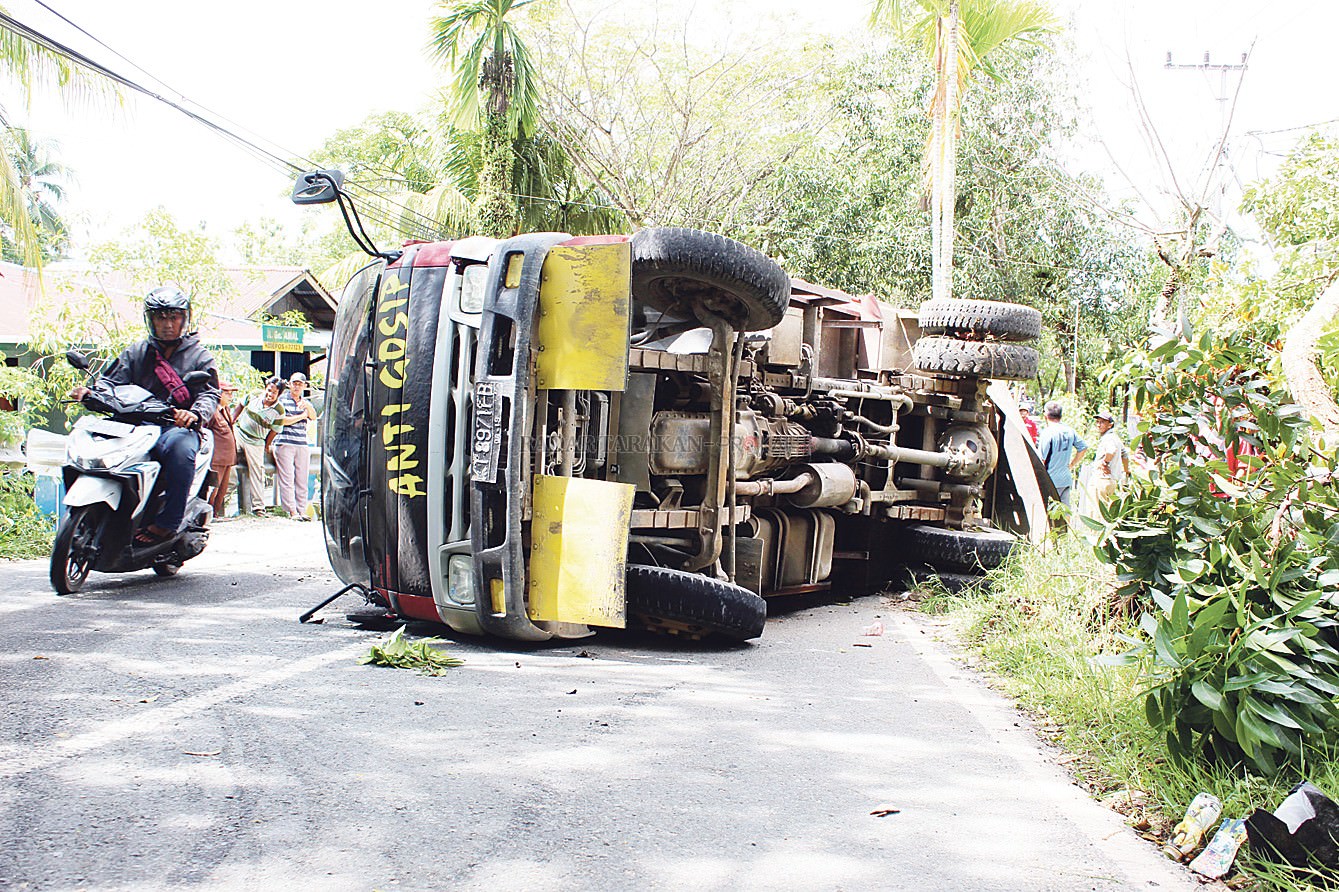 tak-kuat-menanjak-truk-terguling