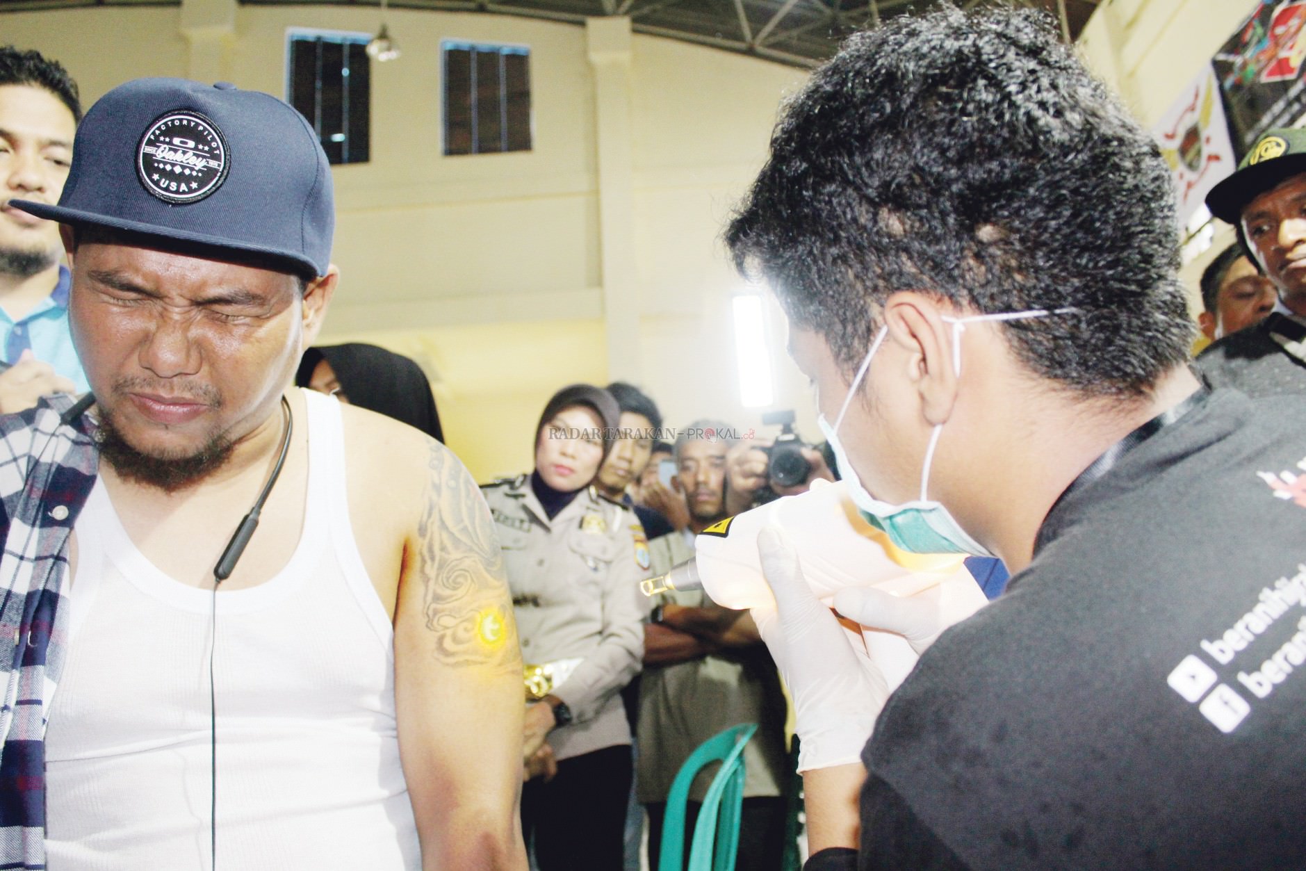 mau-hijrah-ratusan-warga-hapus-tato-dari-seniman-hingga-ibu-rumah-tangga