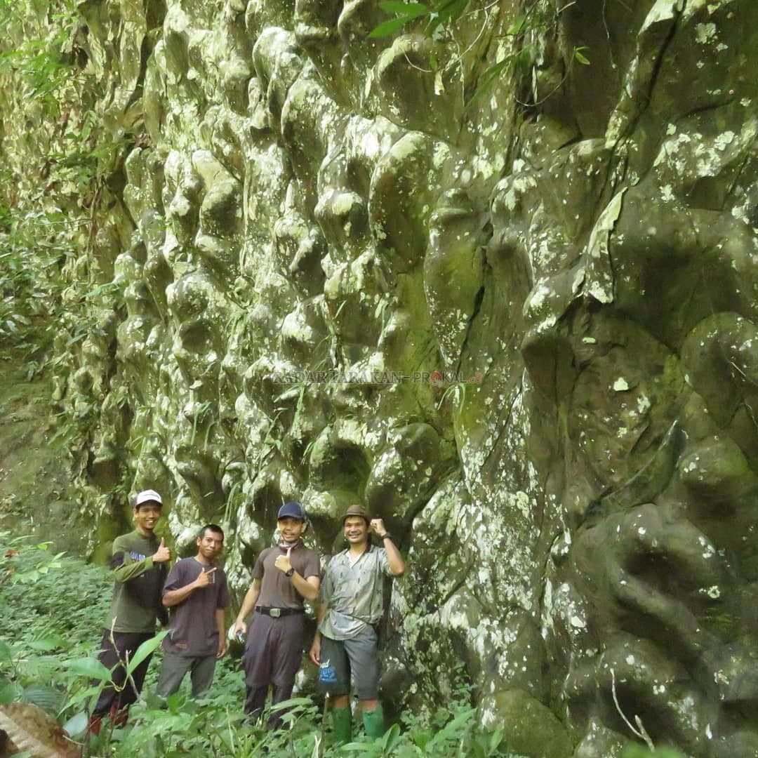 legenda-kampung-yang-berubah-menjadi-batu
