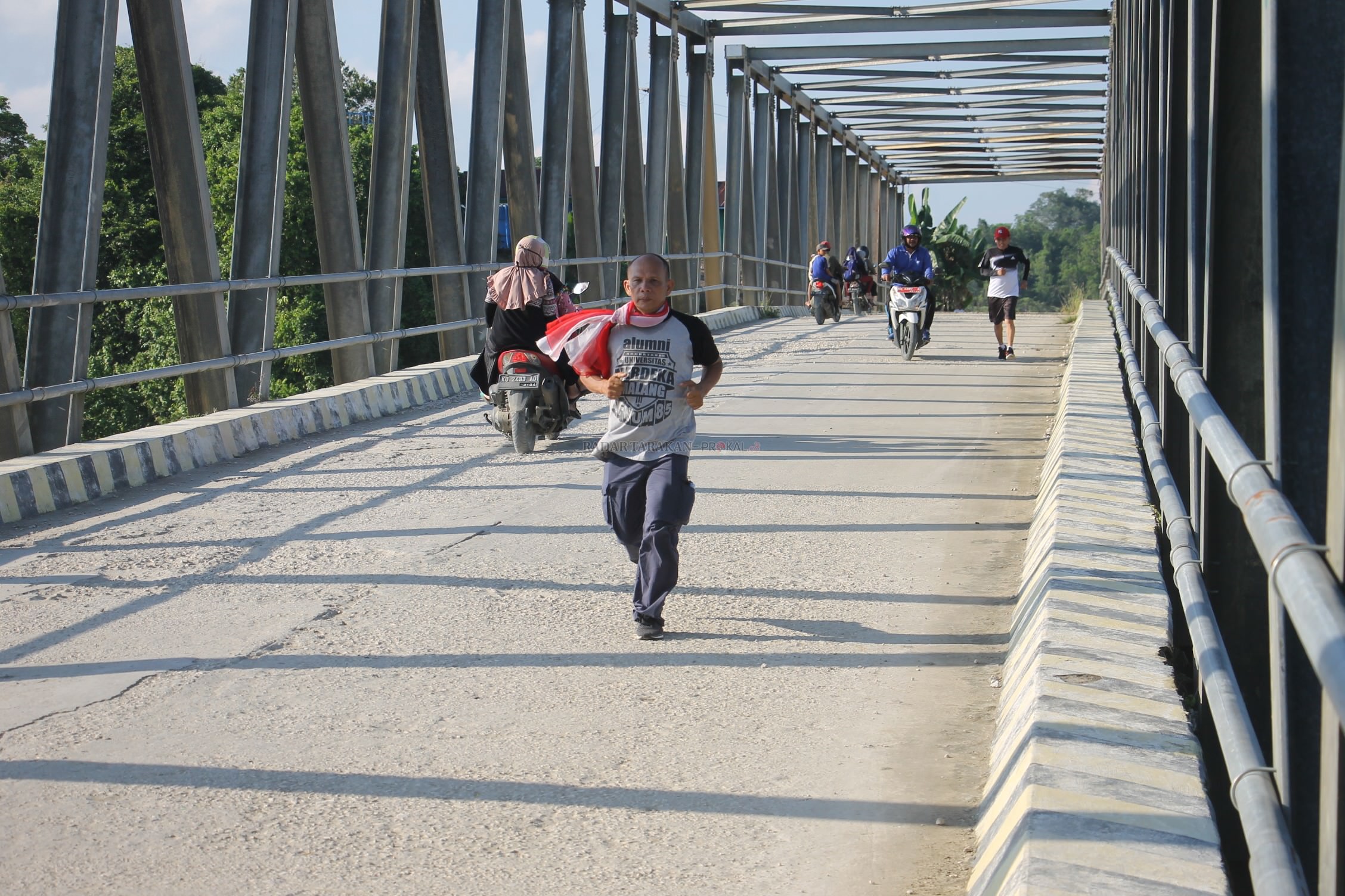 ibrahim-rusli-taklukan-jalan-15-km-dan-seberangi-sungai-kayan