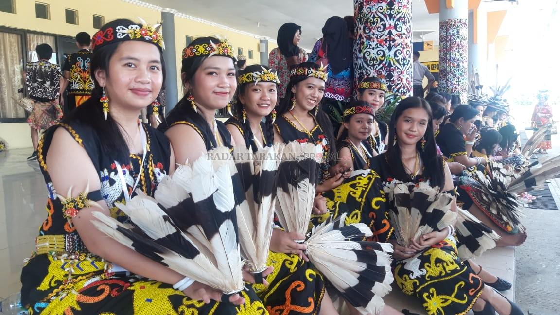 wanita-wanita-cantik-ini-akan-sambut-presiden